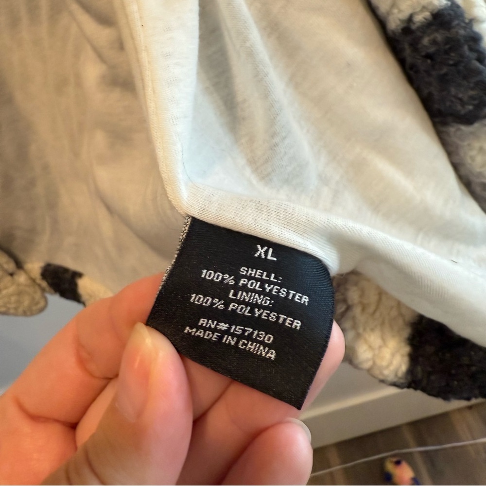 Black and Cream XL Sherpa Vest - Picture 5 of 7